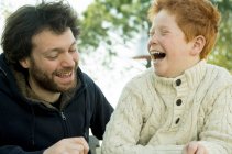 Padre e figlio ridono insieme all'aperto — Foto stock