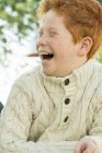 Porträt eines rothaarigen Jungen, der draußen lacht — Stockfoto