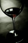 Primo piano di Bicchiere di vino rosso con lacrime di vino — Foto stock