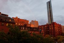Rainbow over city, Boston, Massachesetts, Estados Unidos - foto de stock