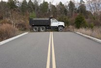 Dump truck parked at dead end on road — Stock Photo