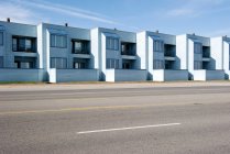Reihe identischer Wohnungen entlang der Straße — Stockfoto