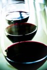 Gros plan sur les verres de vin rouge — Photo de stock