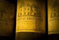 Verstaubte Etiketten alter Weinflaschen, Nahaufnahme — Stockfoto