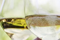 Primer plano de dos copas de vino blanco - foto de stock