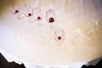 Primer plano de copas de vino vacías en la mesa - foto de stock