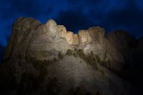 Vista nocturna del Monumento Nacional Mount Rushmore, Dakota del Sur, EE.UU. - foto de stock