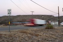 Semi-caminhão em movimento na estrada à noite — Fotografia de Stock