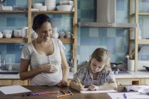Madre e figlia trascorrono del tempo insieme disegnando con punte di feltro a casa — Foto stock