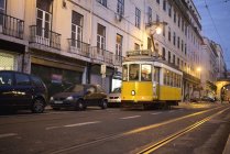 Трамвай на улице Лиссабона, Португалия — стоковое фото