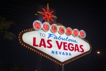 Señal de bienvenida iluminada por la noche, Las Vegas, Nevada, Estados Unidos - foto de stock