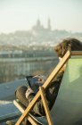Людина використовує цифровий планшет на терасі на даху — стокове фото