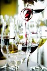 Primo piano di versare il vino rosso in quello dei bicchieri — Foto stock