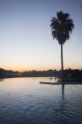 Coucher de soleil tranquille sur le lac avec villa — Photo de stock