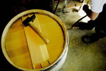 Плотник, работающий с бочкой вина — стоковое фото