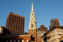 Крутой склон исторической церкви Парк-стрит в Бостоне, штат Массачусетс, США — стоковое фото