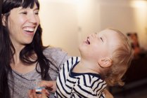Ritratto di madre e bambino condivisione ridere — Foto stock