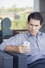 Homem mensagem de texto no smartphone — Fotografia de Stock