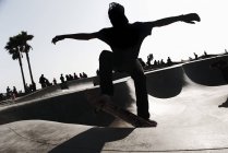 Homem jovem skate no parque de skate — Fotografia de Stock