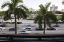 Вид с воздуха на движение транспорта по городской улице, Майами, Флорида, США — стоковое фото