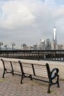 Park bench with scenic view of Lower Manhattan, New York City, New York, USA — Stock Photo
