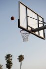 Basket-ball lancé vers le panier de basket — Photo de stock