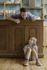 Vater will Zeit mit Tochter verbringen, abgelenkt durch Videospiel — Stockfoto