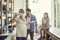 Menina assistindo como os pais preparar refeição familiar ta casa — Fotografia de Stock