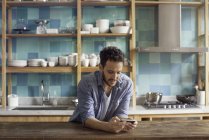 Mann benutzt Smartphone in der heimischen Küche — Stockfoto