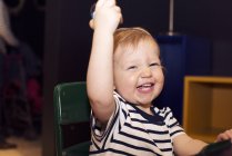 Porträt eines Kleinkindes, das vor Lachen ausbricht — Stockfoto