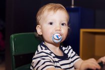 Porträt eines Kleinkindes mit Schnuller im Mund — Stockfoto