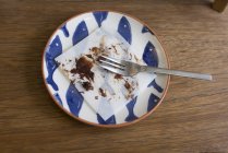 Над головой вид остатков шоколадного торта на тарелке — стоковое фото