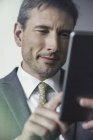 Retrato de Empresario usando Tablet Digital - foto de stock
