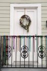 Праздничный венок и бусы Марди Гра на входе в дом — стоковое фото