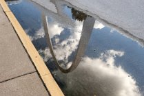 USA, Missouri, St. Louis, Gateway Arch reflected in a puddle — Stock Photo
