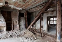 Interno di un edificio abbandonato demolito — Foto stock