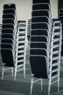 Empilements de chaises dans la salle de bureau vide — Photo de stock