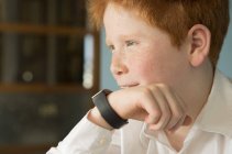 Porträt eines Jungen, der in die Smartwatch spricht — Stockfoto