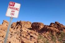 Aucun panneau de stationnement dans le désert le jour — Photo de stock