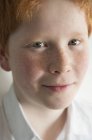 Портрет мальчика с рыжими волосами и веснушками — стоковое фото