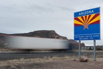 Аризона приветственный знак вдоль шоссе в Аризоне, США — стоковое фото