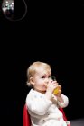 Тодлер п'є сік зі склянки — стокове фото
