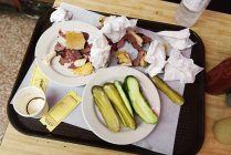 Vista aerea di resti di panino gastronomia su vassoio — Foto stock