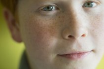 Nahaufnahme Porträt eines Jungen mit Sommersprossen — Stockfoto
