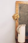 Antike Wasserkanne mit getrockneten Blumen — Stockfoto