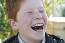 Retrato de menino rindo com os olhos fechados — Fotografia de Stock