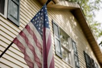 Американский флаг на внешней стороне дома — стоковое фото
