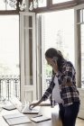 Pregnant woman working from home using laptop — Stock Photo