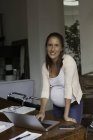 Portrait de femme enceinte travaillant à domicile — Photo de stock