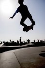 Skateboarder che salta a mezz'aria allo skate park — Foto stock